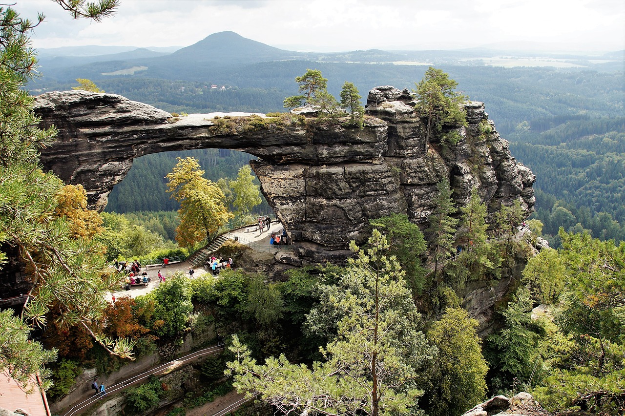 https://mdw-travel-data-us-east-1.s3.amazonaws.com/img/country/Czech-Republic/Boat-Trip-to-Hrensko-and-Pravcicka-Gate/img_01.jpg
