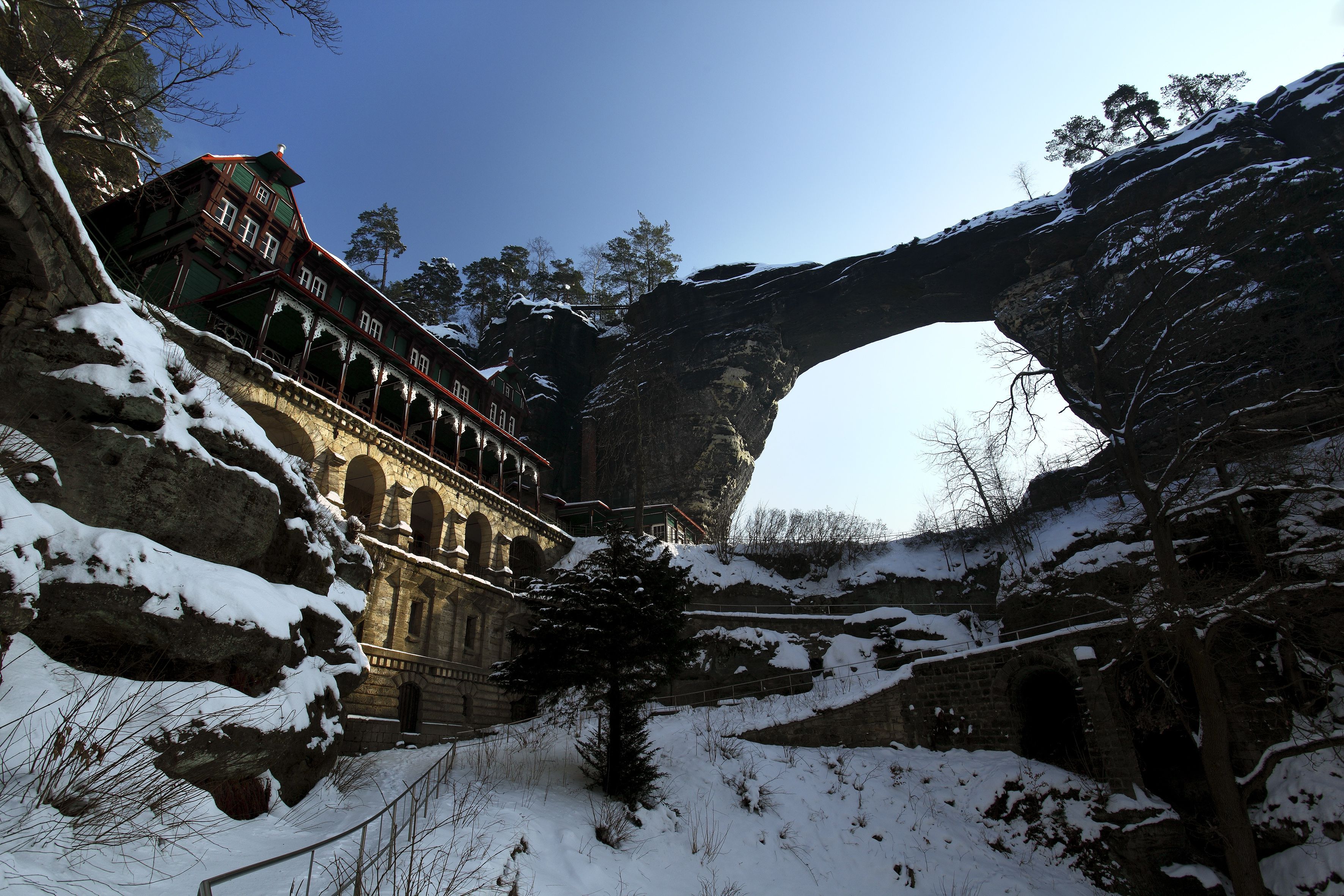 https://mdw-travel-data-us-east-1.s3.amazonaws.com/img/country/Czech-Republic/Boat-Trip-to-Hrensko-and-Pravcicka-Gate/img_02.jpg