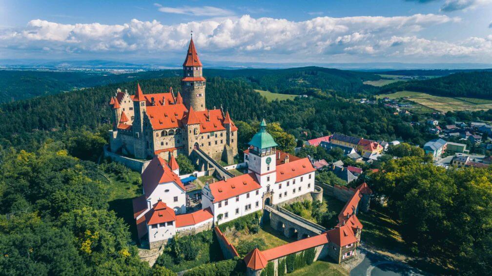 https://mdw-travel-data-us-east-1.s3.amazonaws.com/img/country/Czech-Republic/Bouzov-Castle/img_01.jpg