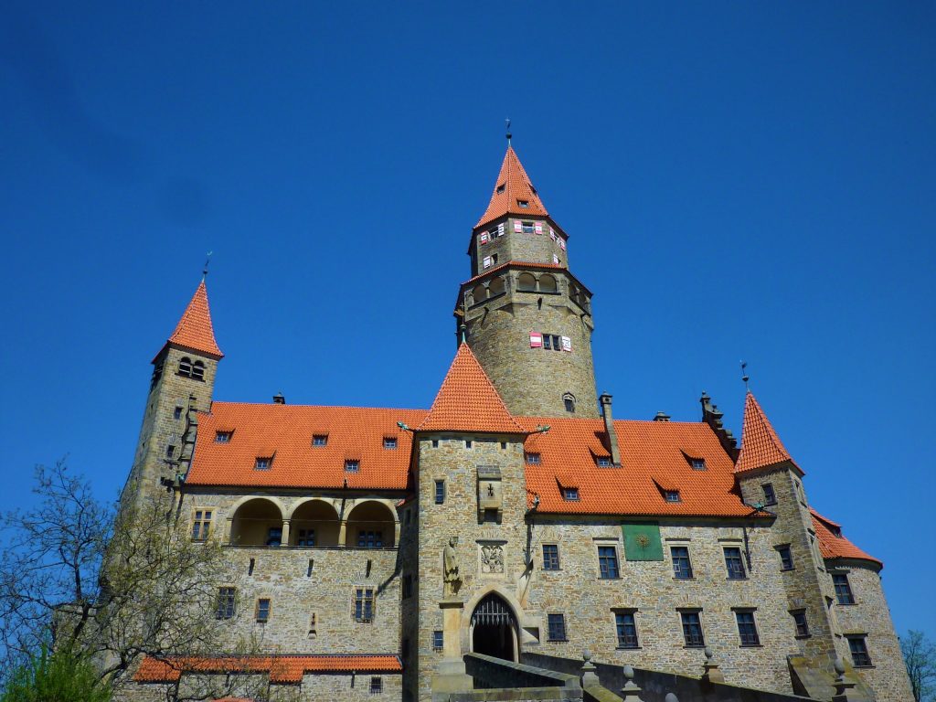 https://mdw-travel-data-us-east-1.s3.amazonaws.com/img/country/Czech-Republic/Bouzov-Castle/img_02.jpg
