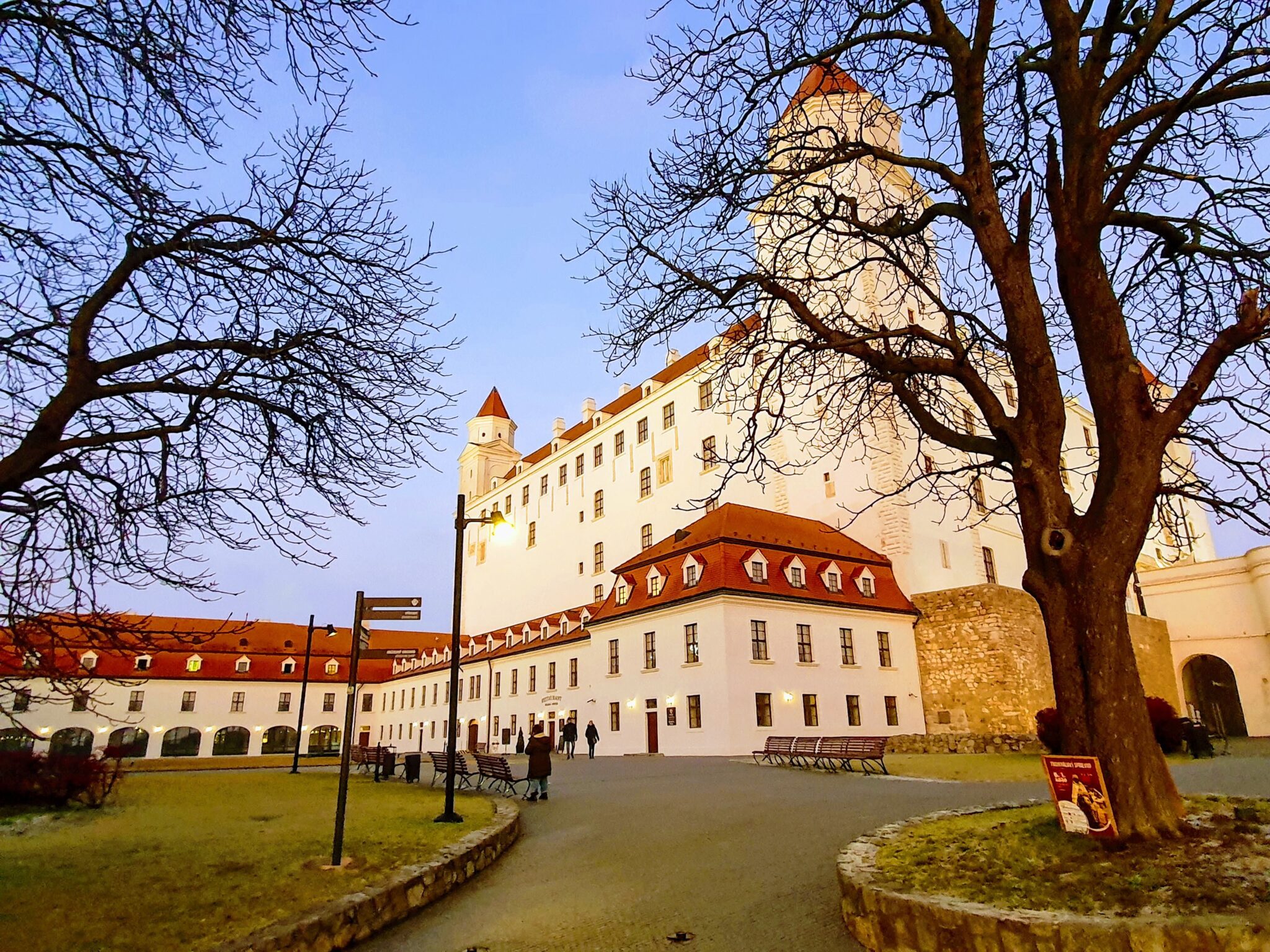 https://mdw-travel-data-us-east-1.s3.amazonaws.com/img/country/Czech-Republic/Bratislava-Castle/img_03.jpg
