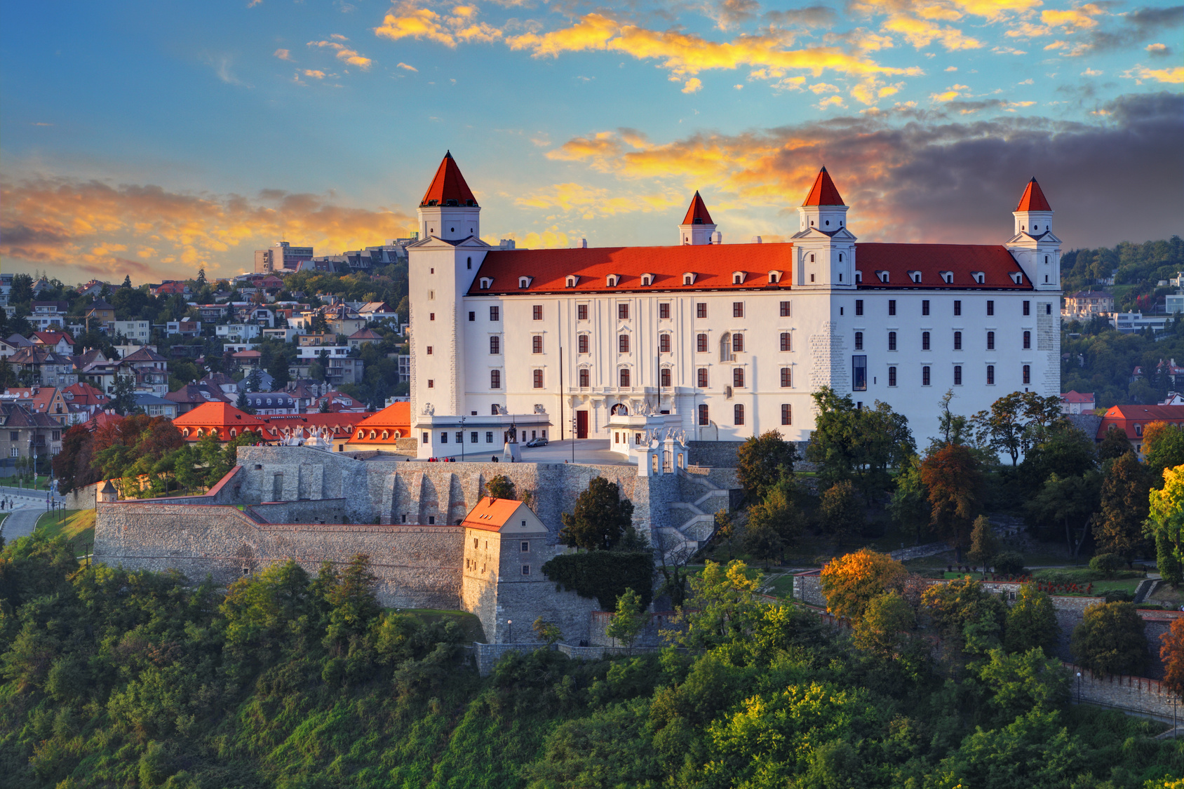 https://mdw-travel-data-us-east-1.s3.amazonaws.com/img/country/Czech-Republic/Bratislava-Castle/img_05.jpg