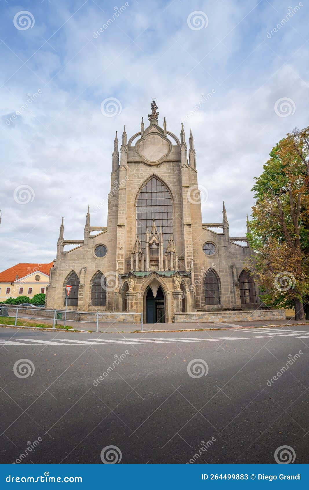 https://mdw-travel-data-us-east-1.s3.amazonaws.com/img/country/Czech-Republic/Cathedral-of-Assumption-of-Our-Lady-and-Saint-John-the-Baptist/img_01.jpg