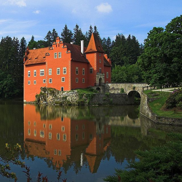 https://mdw-travel-data-us-east-1.s3.amazonaws.com/img/country/Czech-Republic/Cervena-Lhota-Chateau/img_03.jpg