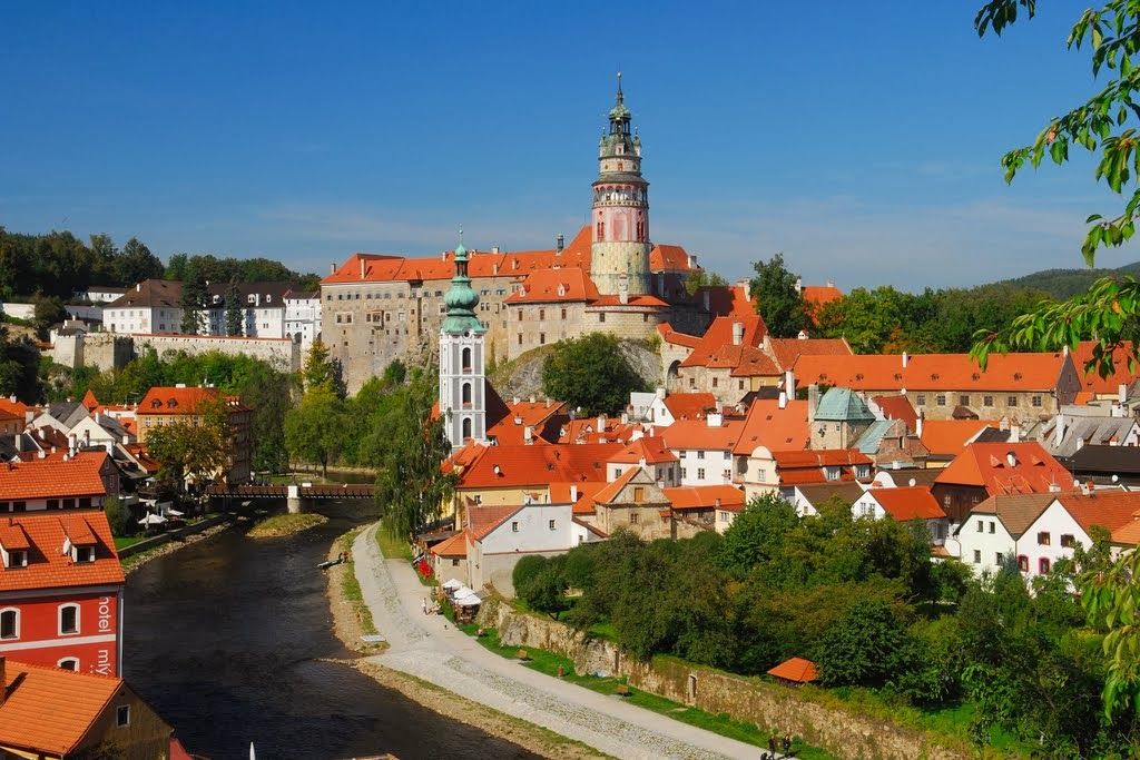 https://mdw-travel-data-us-east-1.s3.amazonaws.com/img/country/Czech-Republic/Cesky-Krumlov-Historic-Center/img_01.jpg