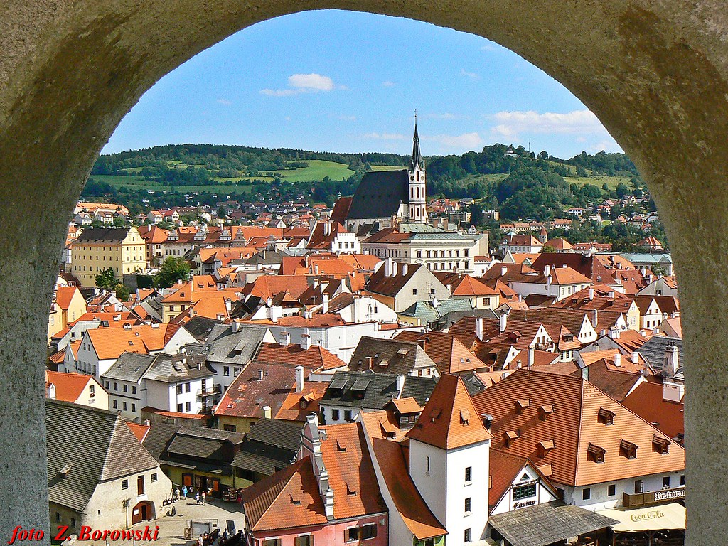 https://mdw-travel-data-us-east-1.s3.amazonaws.com/img/country/Czech-Republic/Cesky-Krumlov-Historic-Center/img_02.jpg