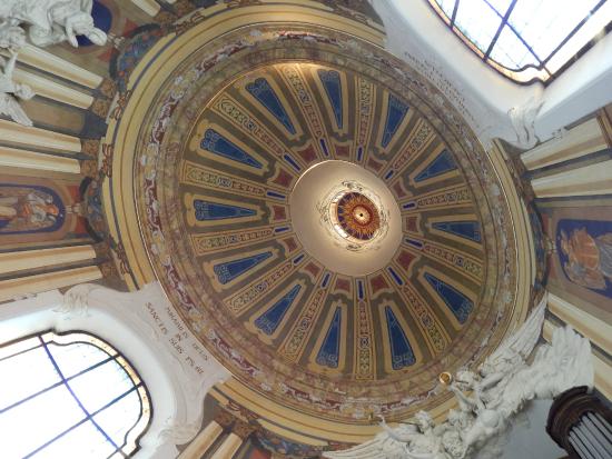 https://mdw-travel-data-us-east-1.s3.amazonaws.com/img/country/Czech-Republic/Chapel-of-St-John-Sarkander/img_02.jpg
