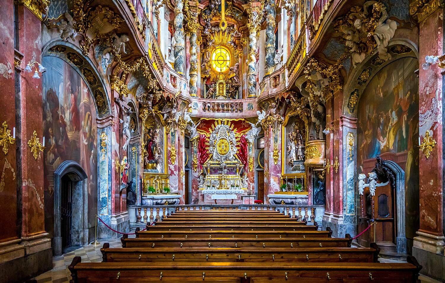 https://mdw-travel-data-us-east-1.s3.amazonaws.com/img/country/Czech-Republic/Chapel-of-St-John-of-Nepomuk/img_03.jpg
