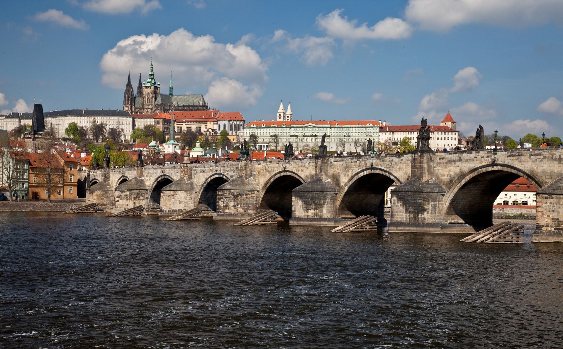 https://mdw-travel-data-us-east-1.s3.amazonaws.com/img/country/Czech-Republic/Charles-Bridge/img_01.jpg
