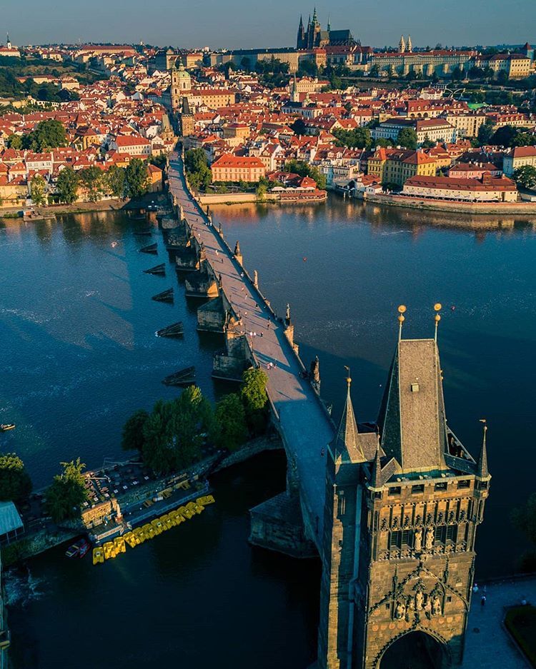 https://mdw-travel-data-us-east-1.s3.amazonaws.com/img/country/Czech-Republic/Charles-Bridge/img_02.jpg