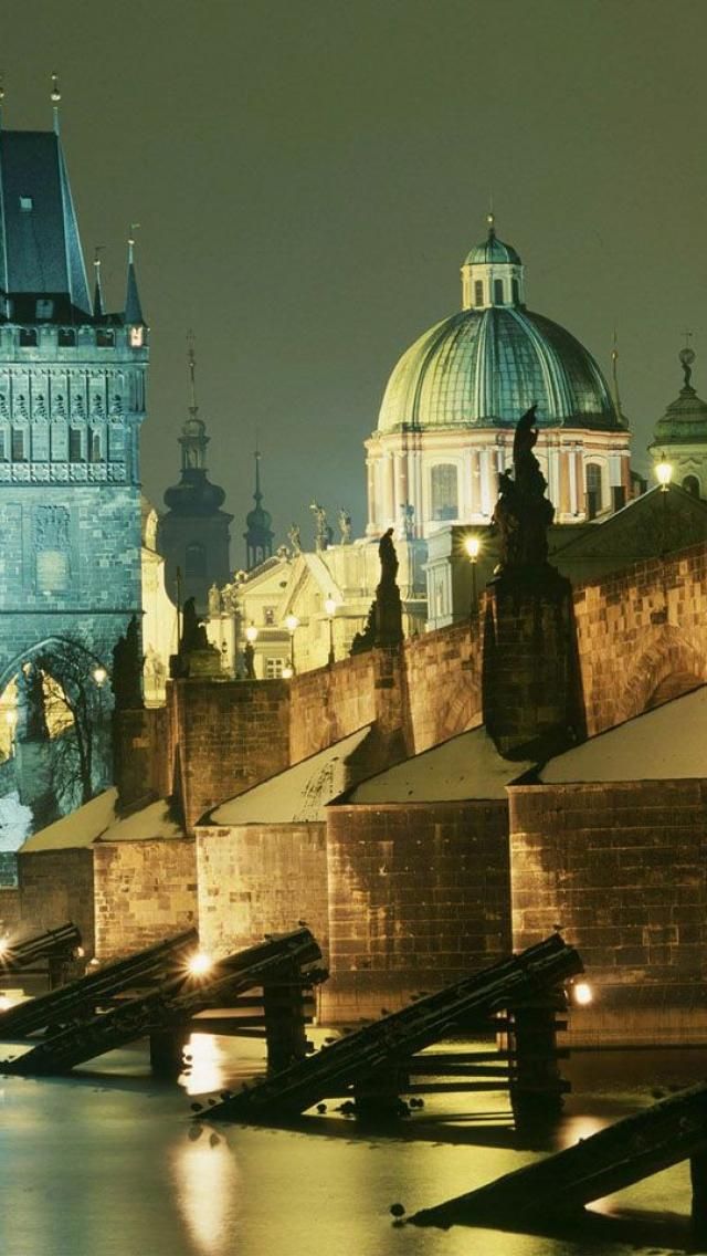 https://mdw-travel-data-us-east-1.s3.amazonaws.com/img/country/Czech-Republic/Charles-Bridge/img_03.jpg