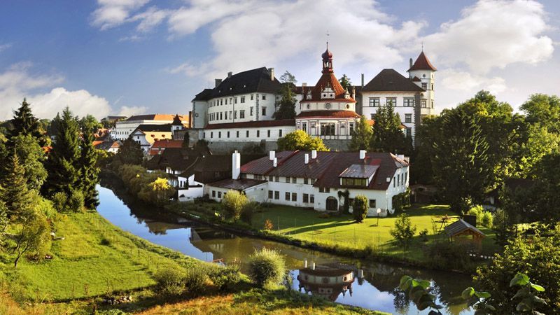 https://mdw-travel-data-us-east-1.s3.amazonaws.com/img/country/Czech-Republic/Chateau-near-Krusovice/img_01.jpg