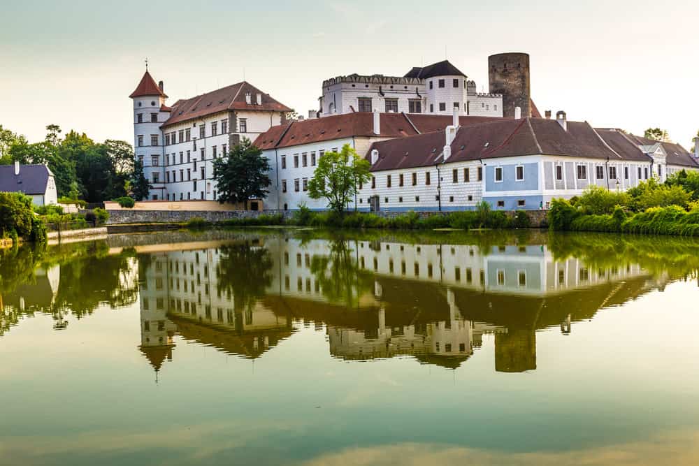 https://mdw-travel-data-us-east-1.s3.amazonaws.com/img/country/Czech-Republic/Chateau-near-Krusovice/img_02.jpg