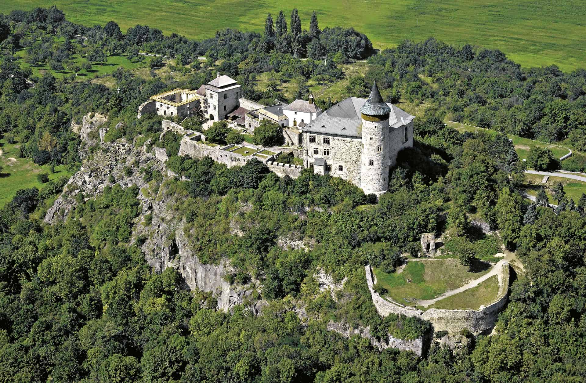 https://mdw-travel-data-us-east-1.s3.amazonaws.com/img/country/Czech-Republic/Choltice-Castle/img_03.jpg
