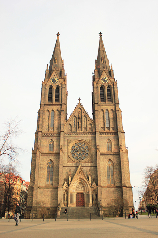 https://mdw-travel-data-us-east-1.s3.amazonaws.com/img/country/Czech-Republic/Church-of-St-Peter-and-Paul/img_01.jpg
