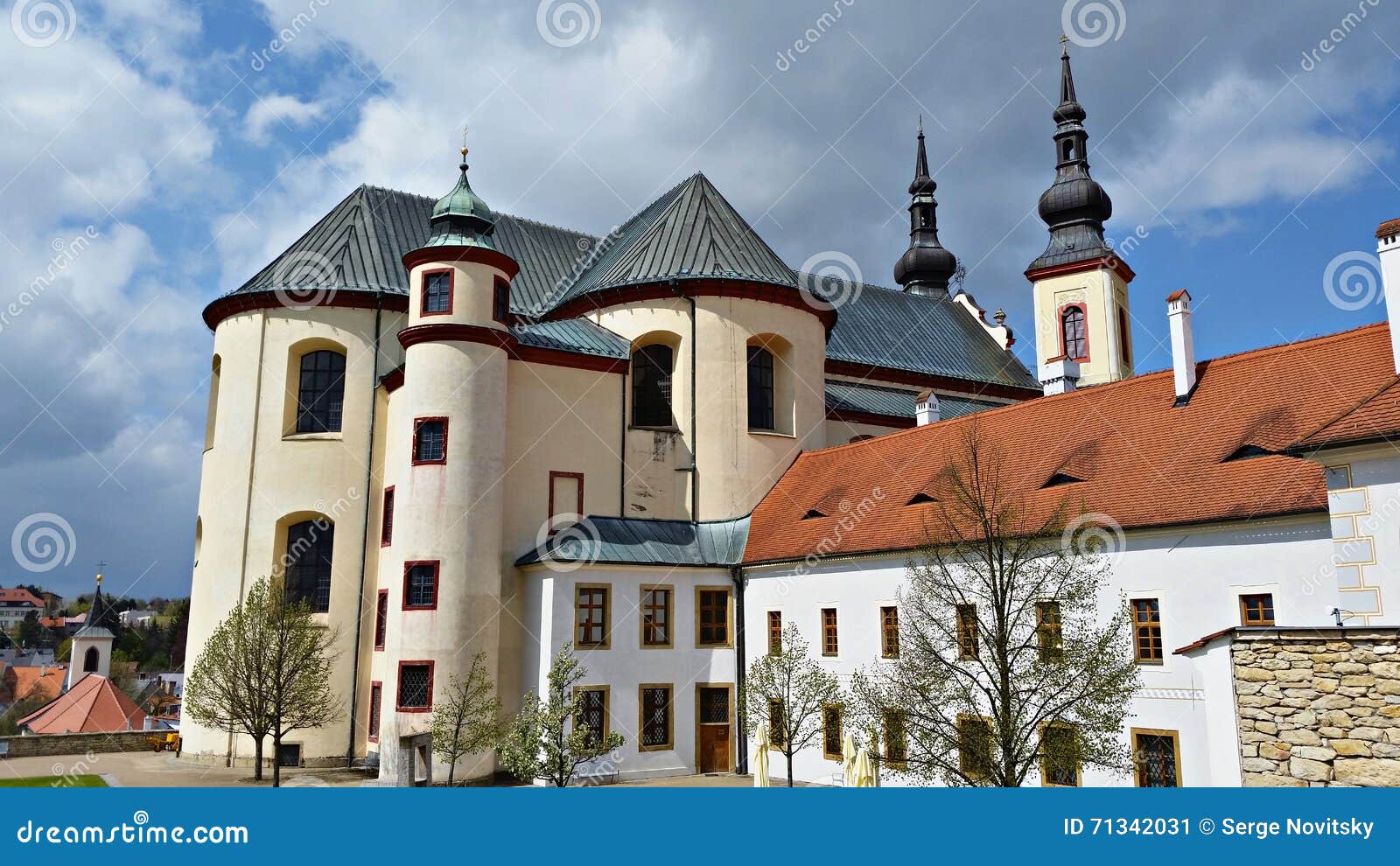 https://mdw-travel-data-us-east-1.s3.amazonaws.com/img/country/Czech-Republic/Courtyard-of-the-Piarist-College/img_03.jpg
