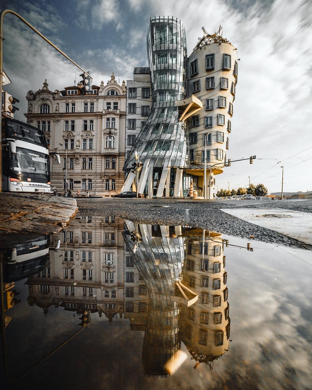 https://mdw-travel-data-us-east-1.s3.amazonaws.com/img/country/Czech-Republic/Dancing-House/img_02.jpg