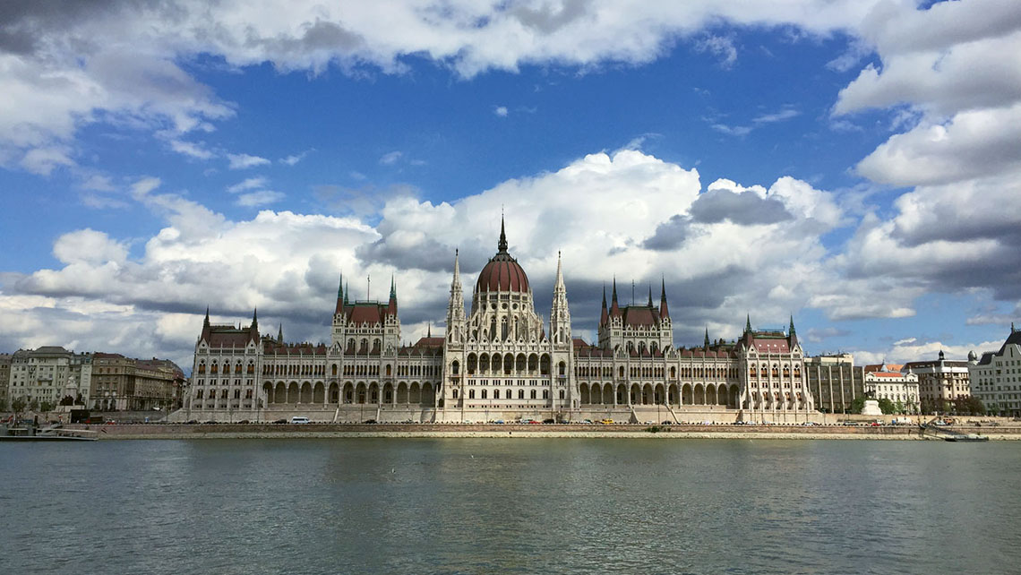 https://mdw-travel-data-us-east-1.s3.amazonaws.com/img/country/Czech-Republic/Danube-Embankment/img_00.jpg
