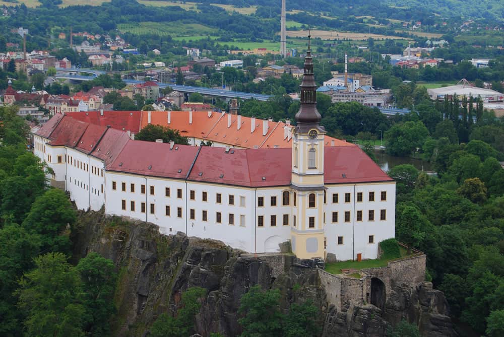 https://mdw-travel-data-us-east-1.s3.amazonaws.com/img/country/Czech-Republic/Decin-Castle/img_03.jpg