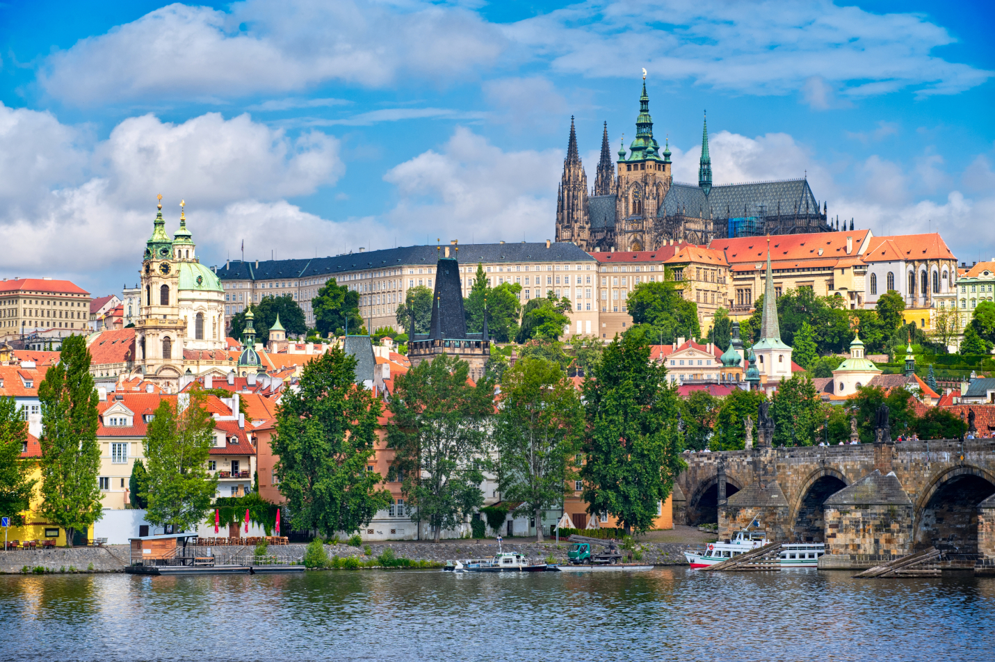https://mdw-travel-data-us-east-1.s3.amazonaws.com/img/country/Czech-Republic/Devin-Castle/img_02.jpg