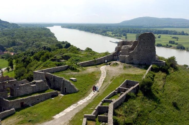 https://mdw-travel-data-us-east-1.s3.amazonaws.com/img/country/Czech-Republic/Devin-Castle/img_04.jpg