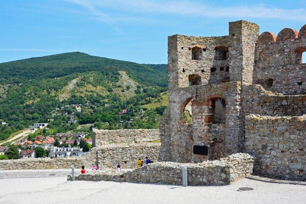 https://mdw-travel-data-us-east-1.s3.amazonaws.com/img/country/Czech-Republic/Devin-Castle/img_05.jpg