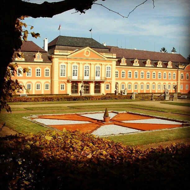 https://mdw-travel-data-us-east-1.s3.amazonaws.com/img/country/Czech-Republic/Dobris-Chateau/img_02.jpg