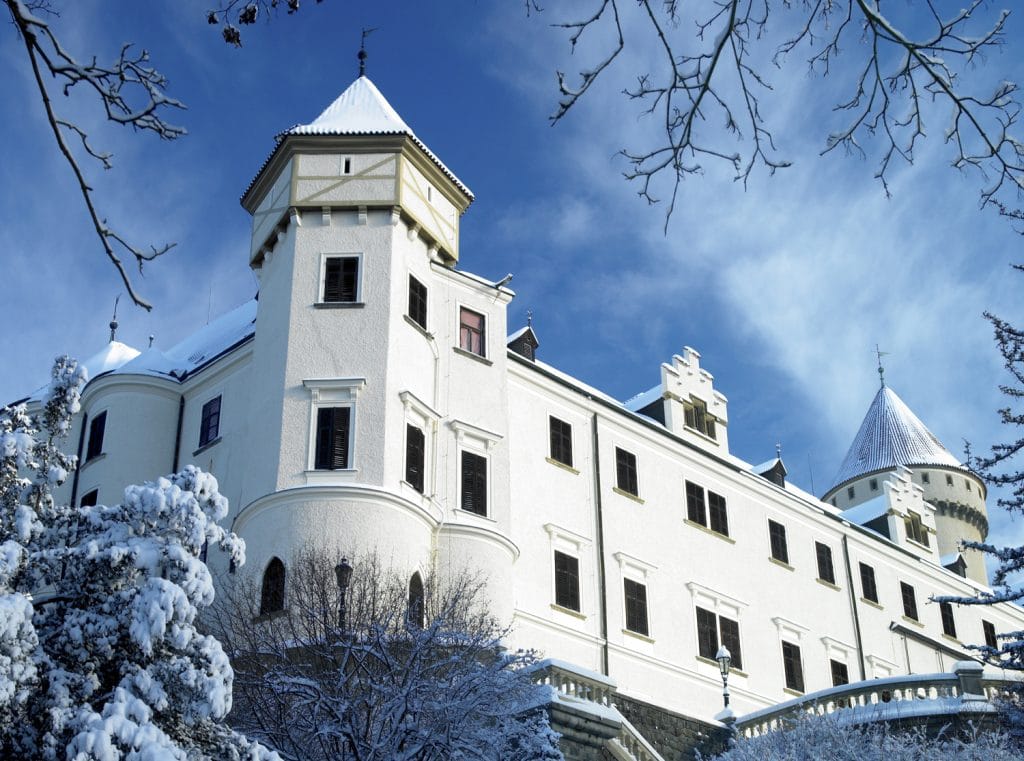https://mdw-travel-data-us-east-1.s3.amazonaws.com/img/country/Czech-Republic/Doksy-Castle/img_01.jpg