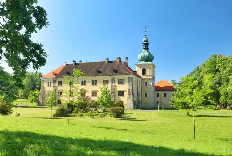 https://mdw-travel-data-us-east-1.s3.amazonaws.com/img/country/Czech-Republic/Doksy-Castle/img_03.jpg