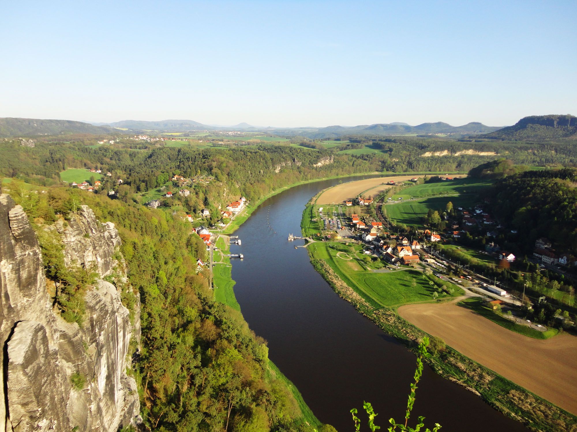 https://mdw-travel-data-us-east-1.s3.amazonaws.com/img/country/Czech-Republic/Dresden-River-Steamers/img_02.jpg