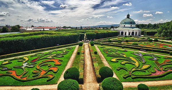 https://mdw-travel-data-us-east-1.s3.amazonaws.com/img/country/Czech-Republic/Flower-Garden-Kromeriz/img_01.jpg