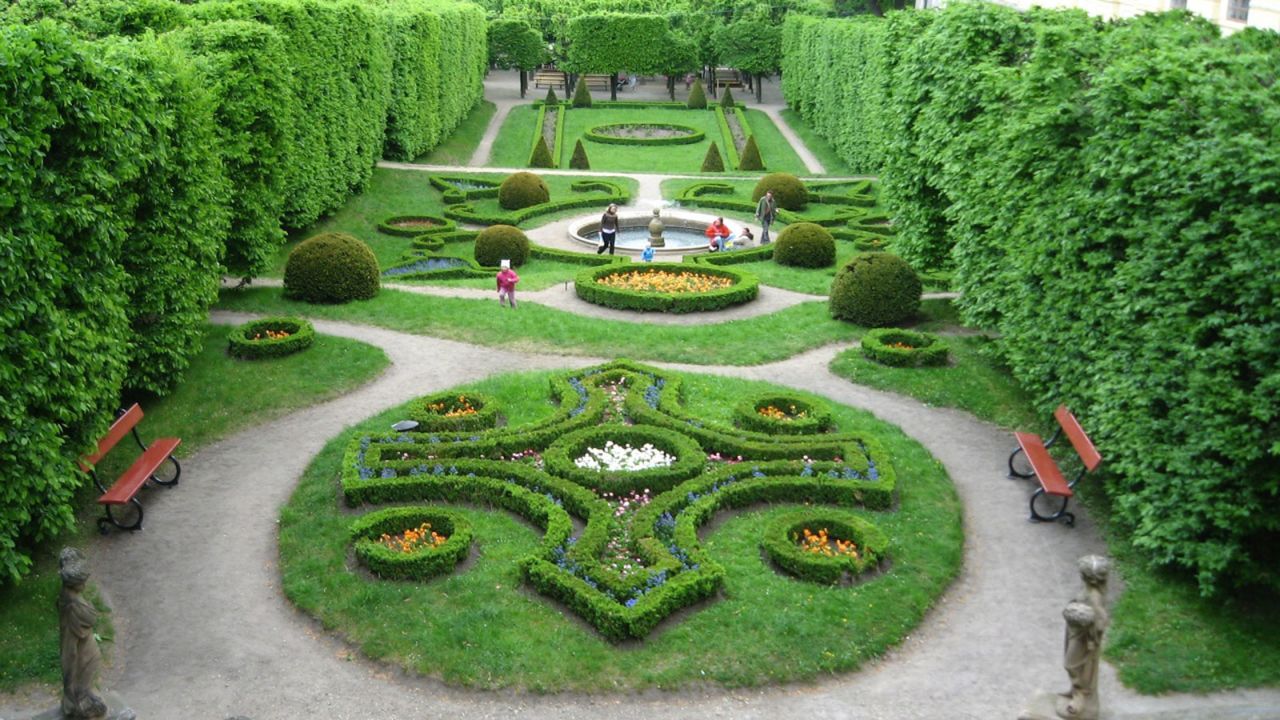 https://mdw-travel-data-us-east-1.s3.amazonaws.com/img/country/Czech-Republic/Flower-Garden-Kromeriz/img_02.jpg