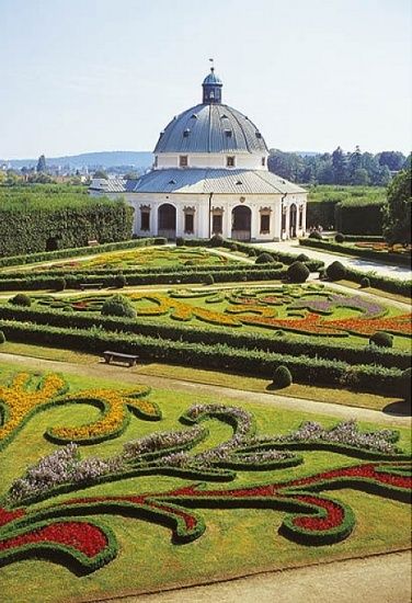 https://mdw-travel-data-us-east-1.s3.amazonaws.com/img/country/Czech-Republic/Flower-Garden-Kromeriz/img_03.jpg