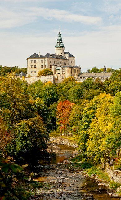 https://mdw-travel-data-us-east-1.s3.amazonaws.com/img/country/Czech-Republic/Frydlant-Castle/img_01.jpg
