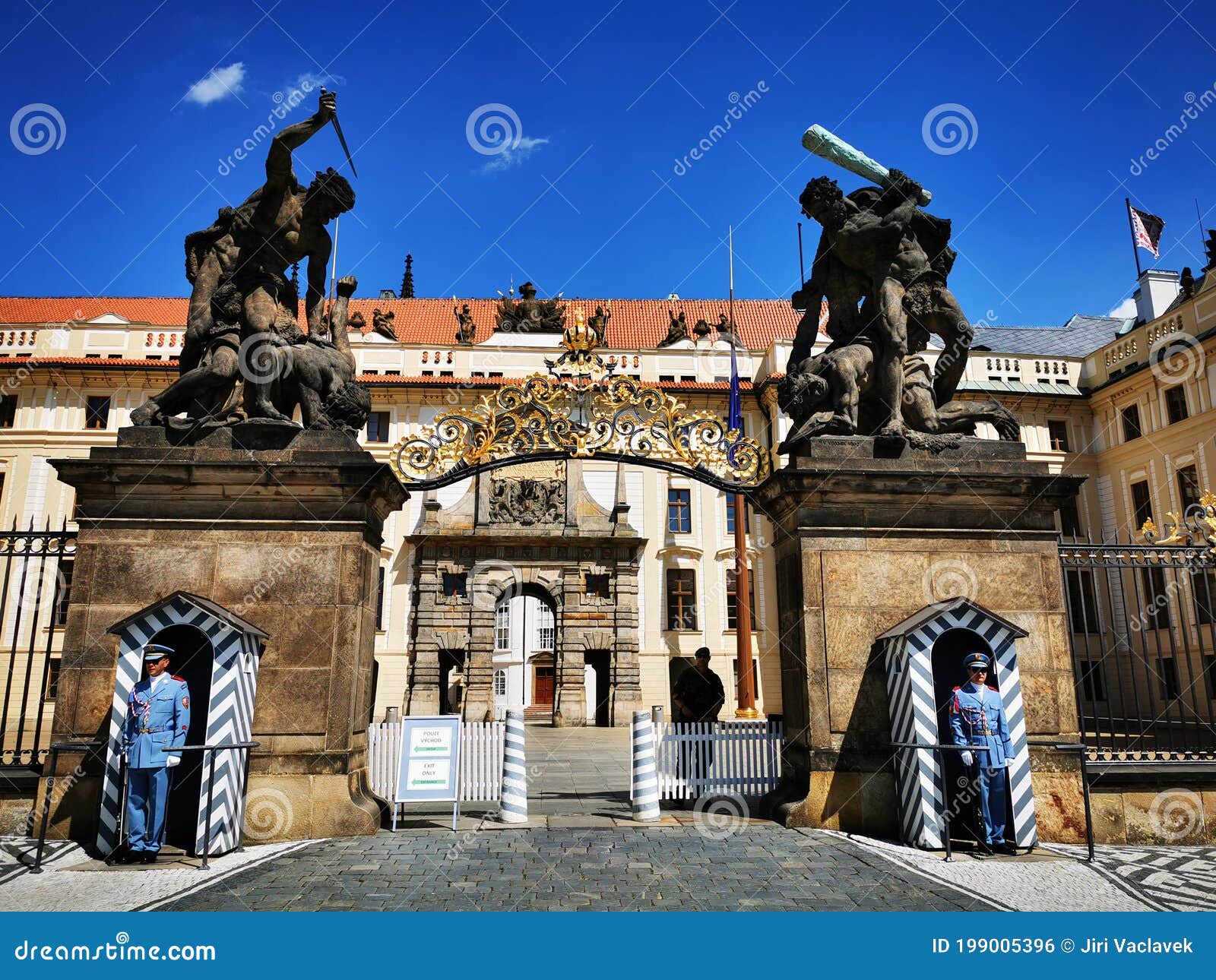 https://mdw-travel-data-us-east-1.s3.amazonaws.com/img/country/Czech-Republic/Gate-of-the-Republic/img_03.jpg