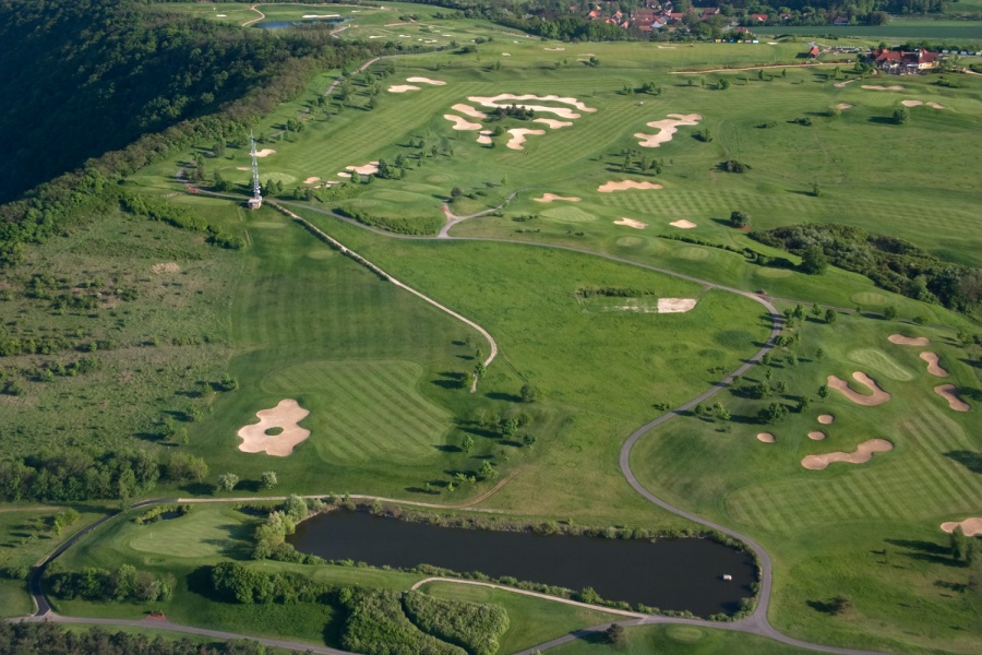 https://mdw-travel-data-us-east-1.s3.amazonaws.com/img/country/Czech-Republic/Golf-Resort-Karlstejn/img_01.jpg