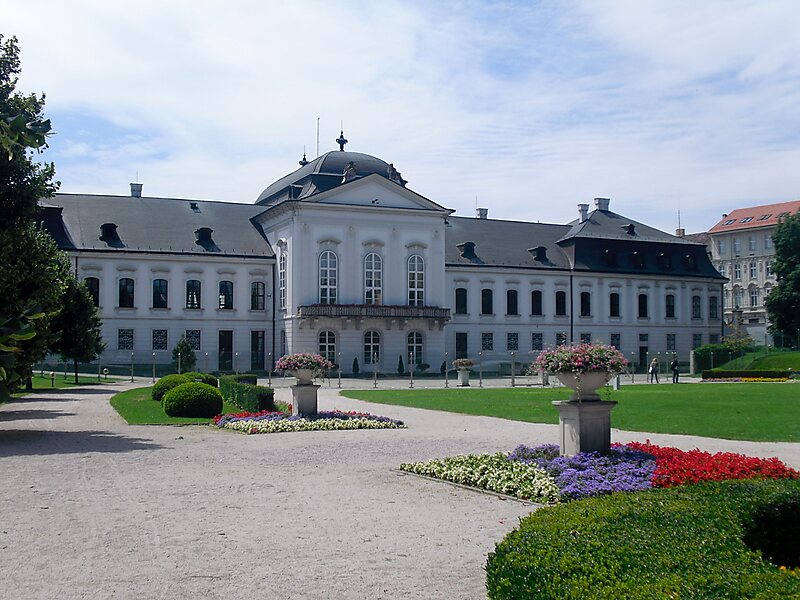 https://mdw-travel-data-us-east-1.s3.amazonaws.com/img/country/Czech-Republic/Grassalkovich-Palace/img_01.jpg