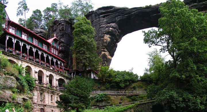 https://mdw-travel-data-us-east-1.s3.amazonaws.com/img/country/Czech-Republic/Green-Gate/img_03.jpg