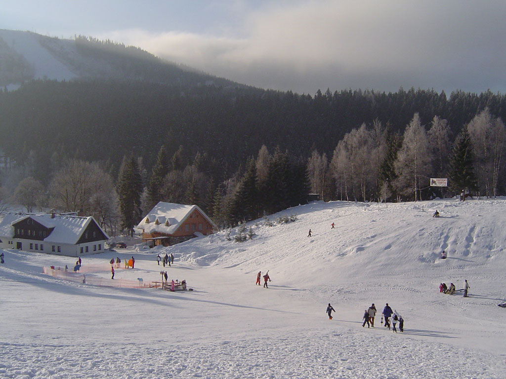 https://mdw-travel-data-us-east-1.s3.amazonaws.com/img/country/Czech-Republic/Harrachov-Ski-Jumping-Hills/img_02.jpg