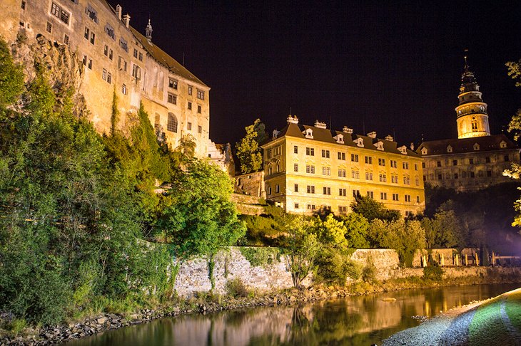 https://mdw-travel-data-us-east-1.s3.amazonaws.com/img/country/Czech-Republic/Historic-Center-of-Cesky-Krumlov/img_02.jpg