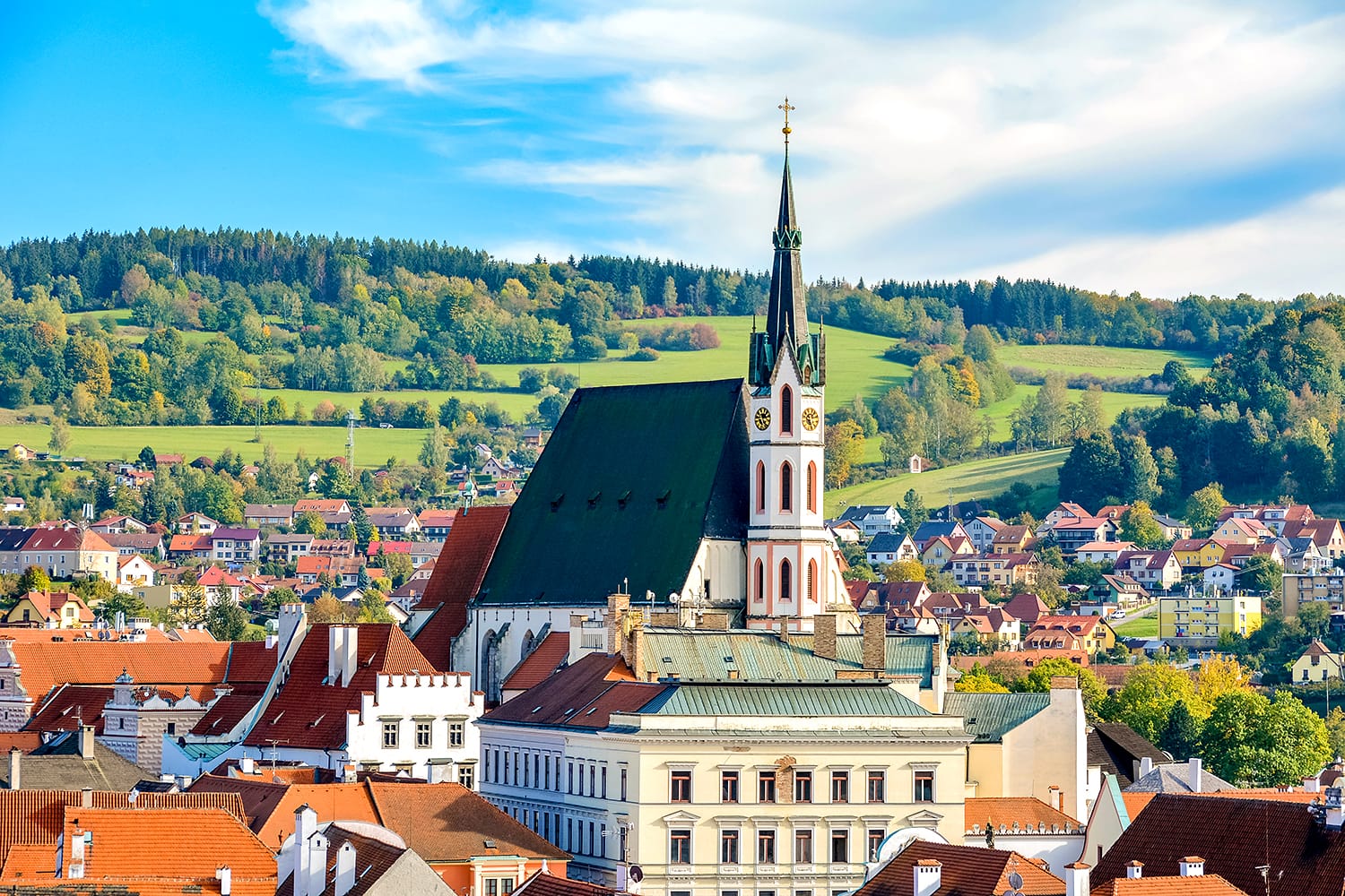 https://mdw-travel-data-us-east-1.s3.amazonaws.com/img/country/Czech-Republic/Historic-Center-of-Cesky-Krumlov/img_03.jpg