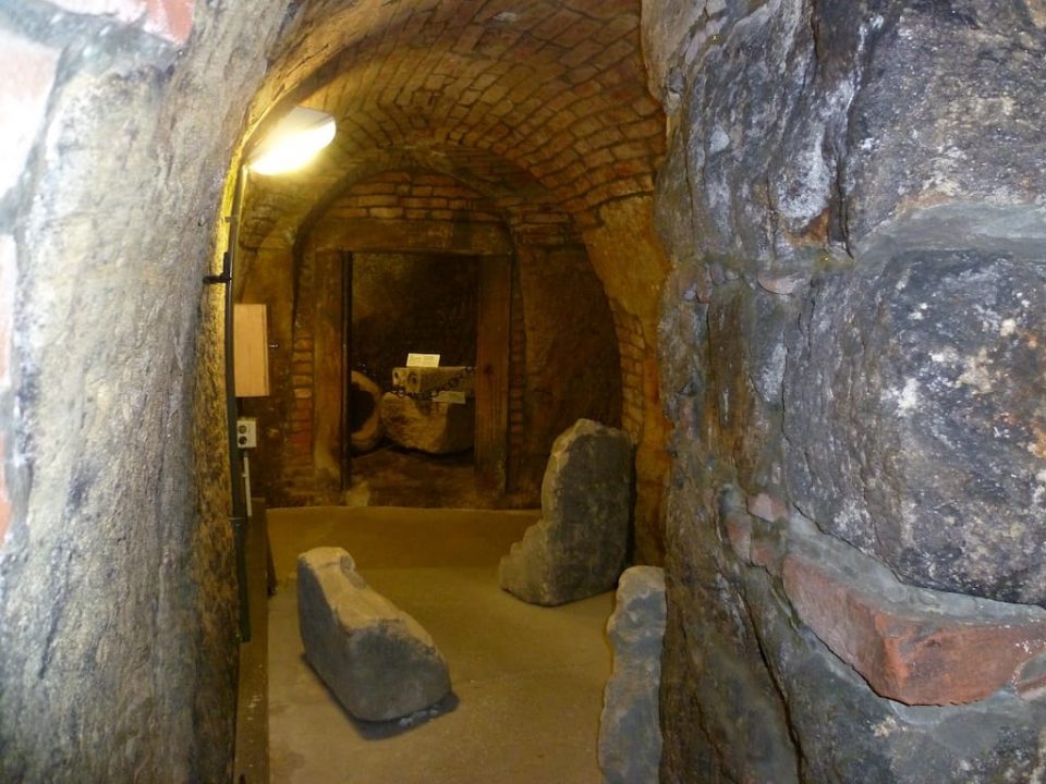 https://mdw-travel-data-us-east-1.s3.amazonaws.com/img/country/Czech-Republic/Historic-Underground/img_01.jpg