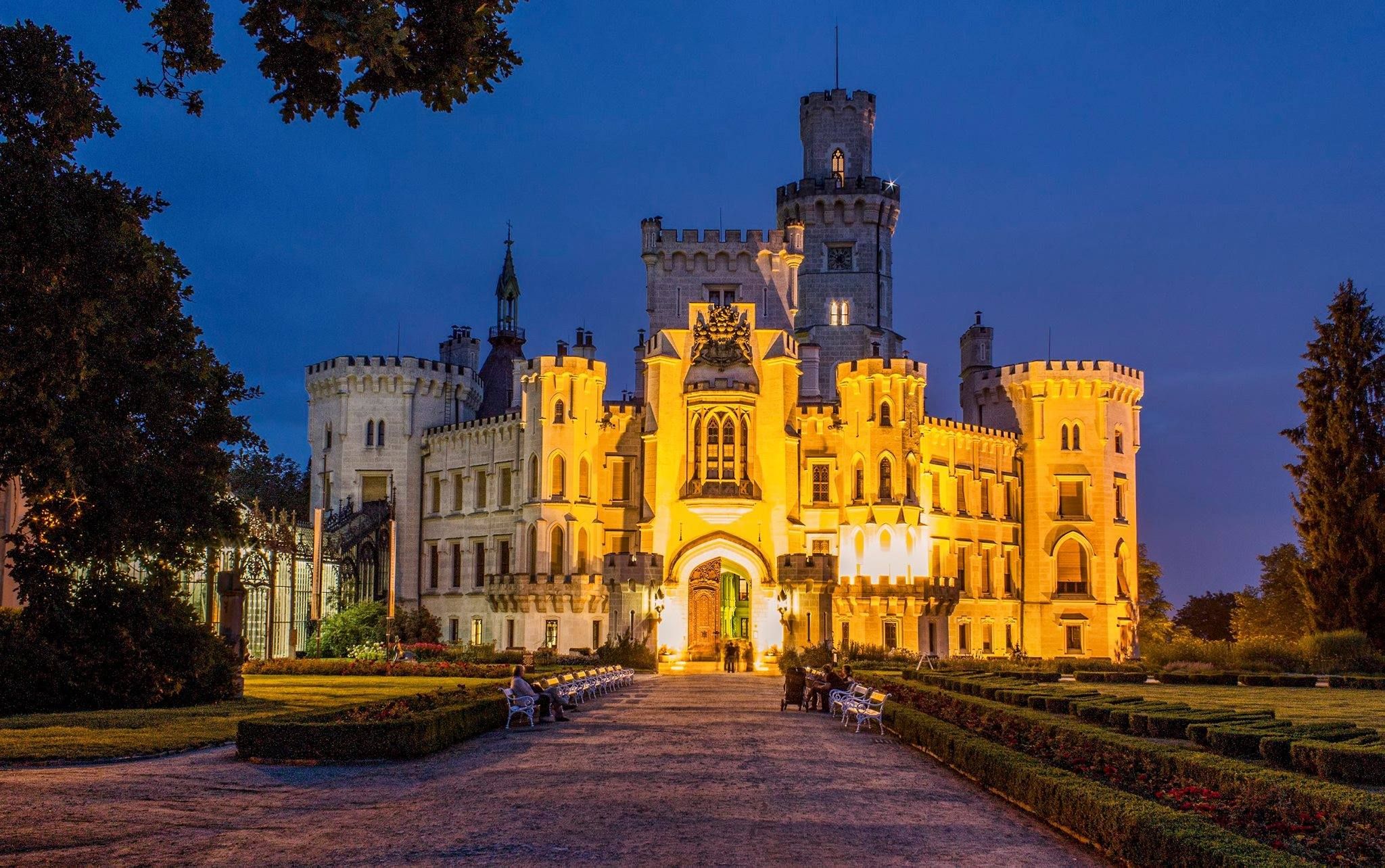 https://mdw-travel-data-us-east-1.s3.amazonaws.com/img/country/Czech-Republic/Hluboka-Castle/img_03.jpg