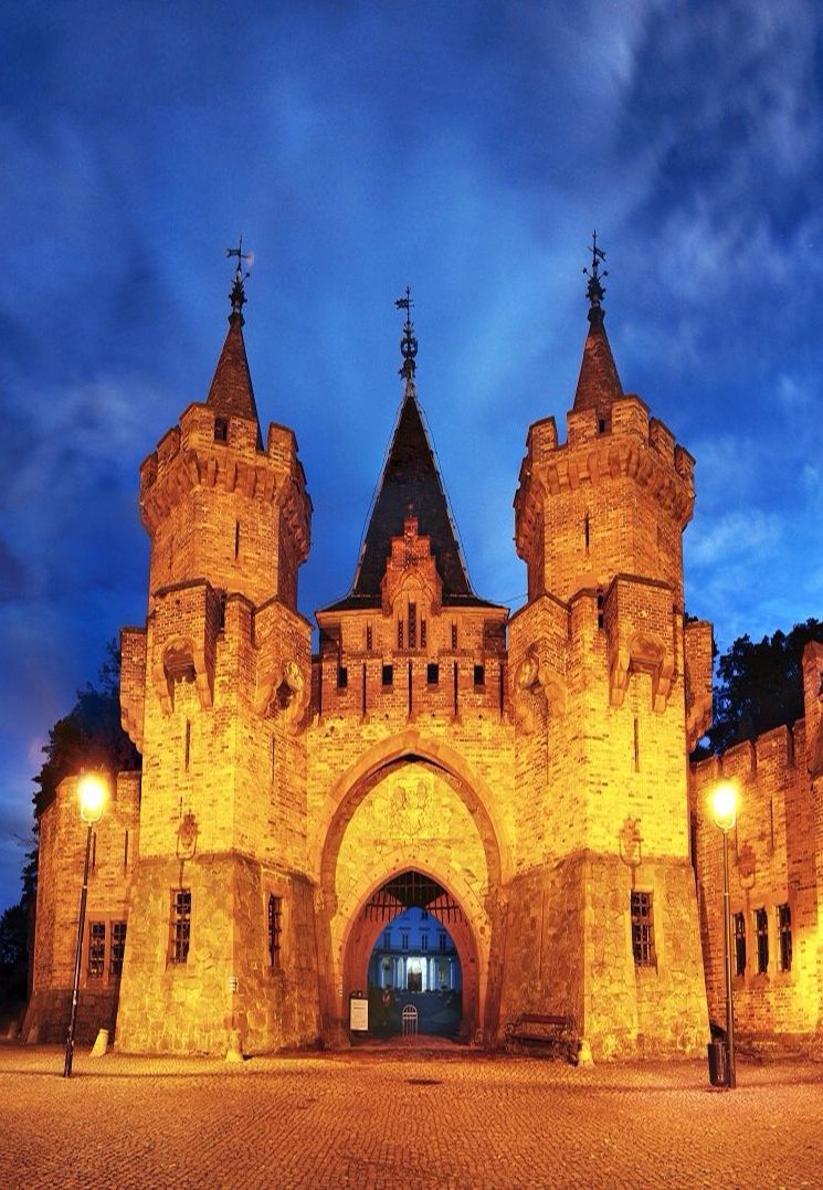 https://mdw-travel-data-us-east-1.s3.amazonaws.com/img/country/Czech-Republic/Hradec-Kralove-Castle/img_01.jpg