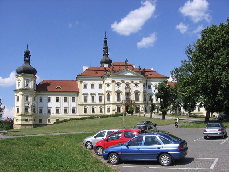 https://mdw-travel-data-us-east-1.s3.amazonaws.com/img/country/Czech-Republic/Hradisko-Monastery/img_02.jpg