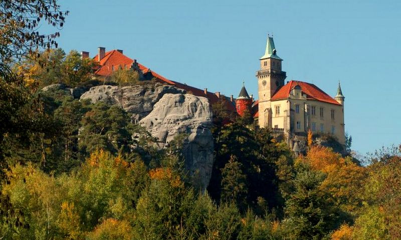 https://mdw-travel-data-us-east-1.s3.amazonaws.com/img/country/Czech-Republic/Hruba-Skala-Castle/img_01.jpg