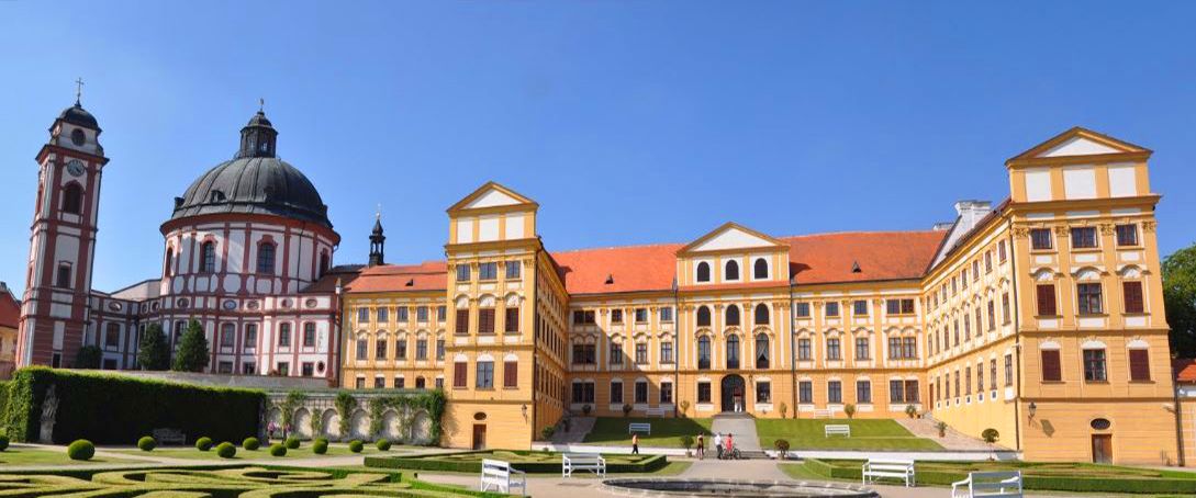 https://mdw-travel-data-us-east-1.s3.amazonaws.com/img/country/Czech-Republic/Jaromerice-nad-Rokytnou-Chateau/img_01.jpg