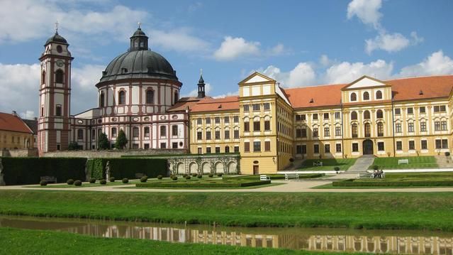 https://mdw-travel-data-us-east-1.s3.amazonaws.com/img/country/Czech-Republic/Jaromerice-nad-Rokytnou-Chateau/img_02.jpg
