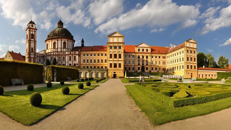 https://mdw-travel-data-us-east-1.s3.amazonaws.com/img/country/Czech-Republic/Jaromerice-nad-Rokytnou-Chateau/img_03.jpg