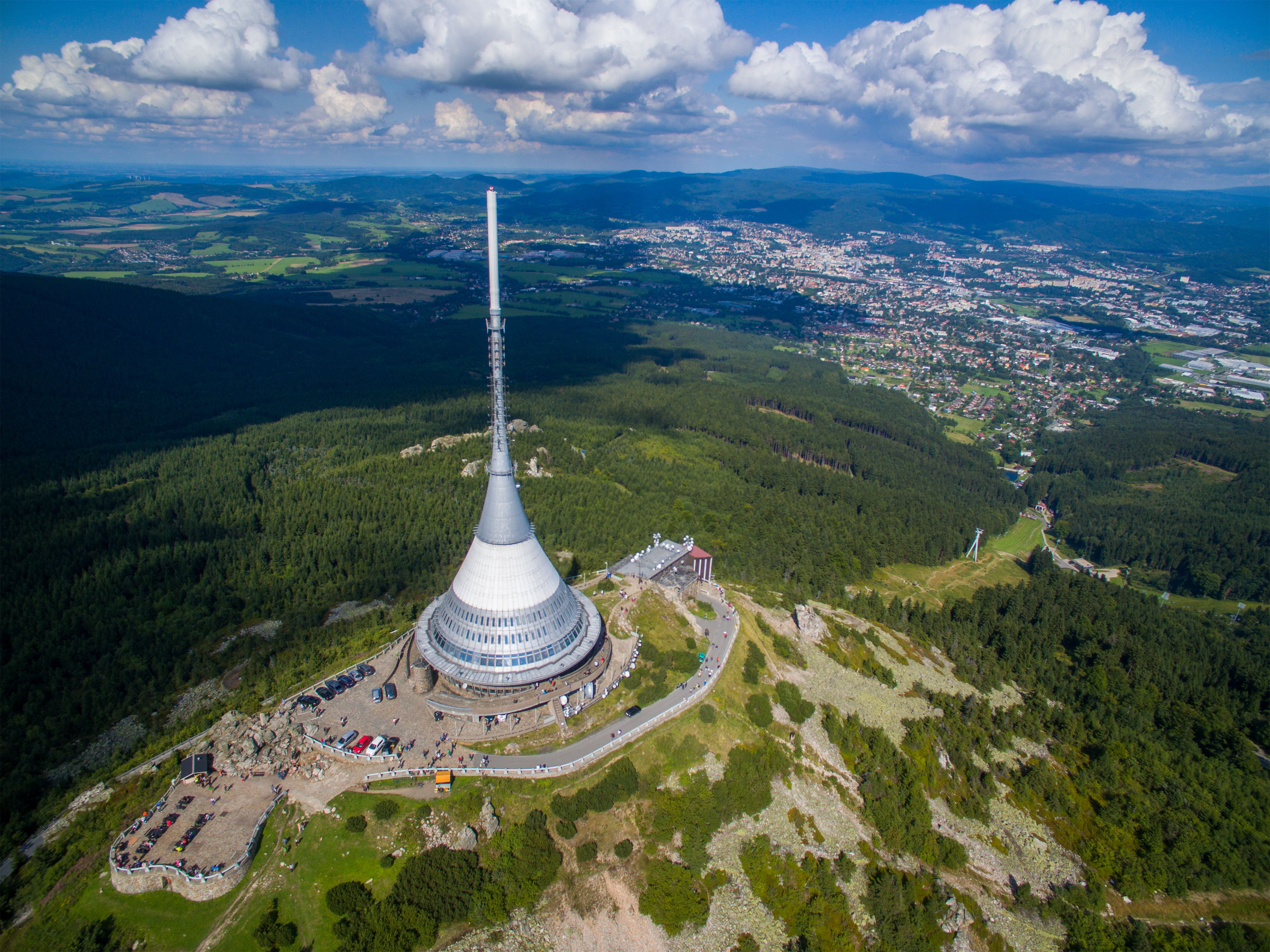 https://mdw-travel-data-us-east-1.s3.amazonaws.com/img/country/Czech-Republic/Jested-Ski-Resort/img_00.jpg